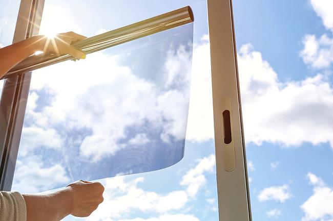 <span>Fönsterbytare som installerar invändiga solskydd</span>
